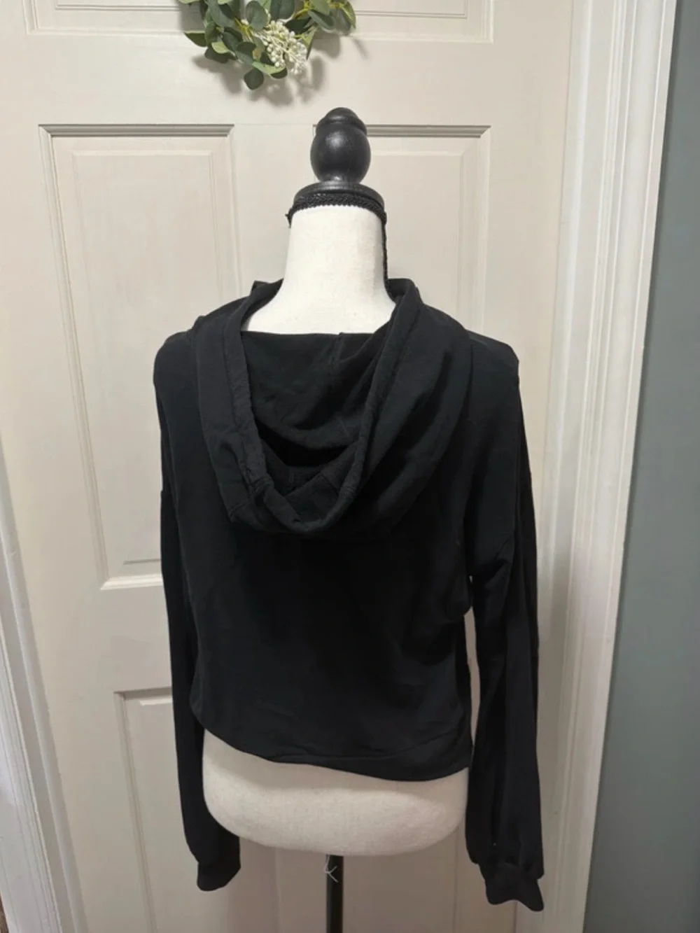 ALO Yoga Black Cropped Pullover Hoodie women’s size 8 med.